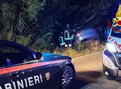 Treia, auto esce di strada lungo la Provinciale: conducente estratto dai Vigili del fuoco