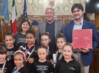 Trionfo tricolore a Bellaria: le giovani ginnaste di Recanati ricevute in Provincia