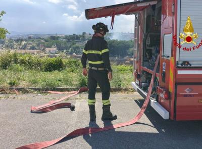 Osimo, incendio in via Recanati: in azione 26 vigili del fuoco, case evacuate (FOTO e VIDEO)