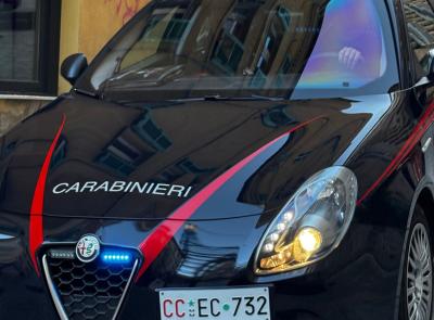 Altera la targa dello scooter e acquista online con una carta non sua: due denunciati a Macerata