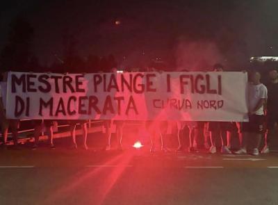 "Mestre piange i figli di Macerata": lo striscione della Curva Nord veneta per Nicolas, Giorgio e Daniele
