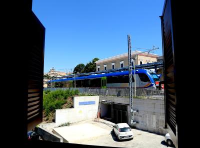 Macerata, treni accesi per ore; i residenti di via Urbino: «Così è impossibile riposare»