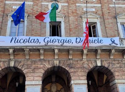 Macerata, il Comune espone i nomi di Nicolas, Giorgio e Daniele sul balcone: "Resterà anche i prossimi giorni"