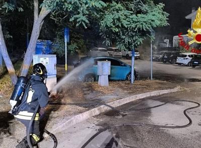 Auto elettrica in fiamme nella notte a Fano, intervento dei vigili del fuoco