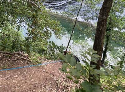 Bambino scivola in una scarpata, i genitori tentano di soccorrerlo e precipitano: salvataggio del Soccorso Alpino