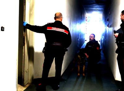 Porto Recanati, tensione all'Hotel House: 46enne si barrica in casa, intervengono tre pattuglie