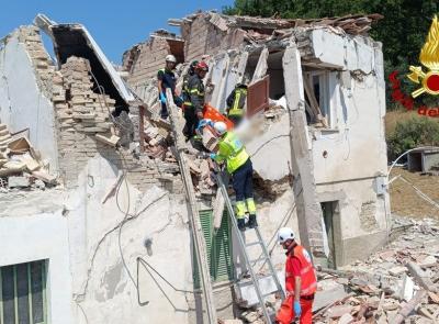 Esplosione in una casa colonica: un uomo estratto dalle macerie e trasferito a Torrette