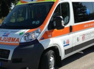 Macerata, urtata da un autocarro: 21enne finisce a terra. Trasportata all'ospedale