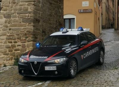 Tolentino, tenta di disfarsi di 12 dosi di cocaina durante un controllo al parco: arrestato pusher 28enne