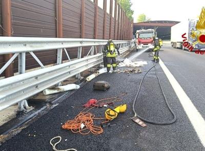 Fiamme in autostrada A14: va a fuoco materiale edile, camion in salvo