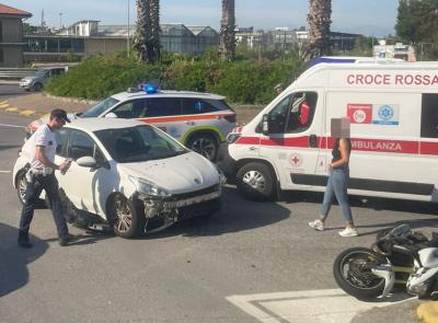 Incidente alla rotatoria del Corridomnia: impatto tra auto e moto, traffico in tilt verso la superstrada