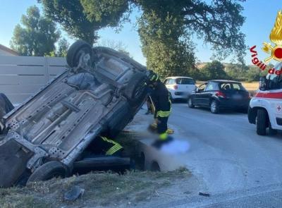 Macerata - Scontro tra due auto, una si ribalta nel fossato: traffico in tilt
