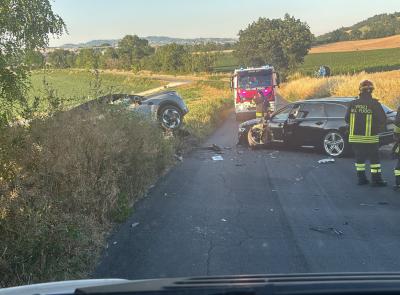 Macerata, frontale tra due auto in via Acque Salate: due feriti trasportati in ospedale