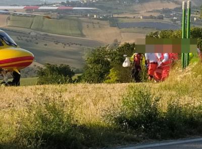 Cingoli, auto con quattro ragazzi si ribalta in un campo: un 18enne a Torrette