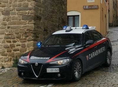 Tolentino, tenta di strangolare la moglie in casa e in giardino: arrestato 63enne