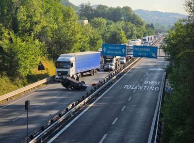 Tolentino, incidente sulla SS77: un'auto si ribalta. Un ferito e traffico in tilt