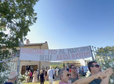 Una colazione in discarica: 300 persone a Montefano, quasi 4mila firme contro il progetto
