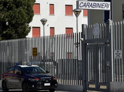 Porto Recanati, 40enne si schianta con l'auto e rifiuta l'alcoltest: aveva la patente scaduta da 5 anni