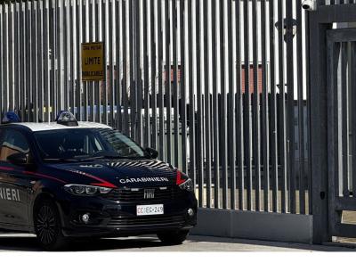Porto Recanati, 40enne si schianta con l'auto e rifiuta l'alcoltest: aveva la patente scaduta da 5 anni