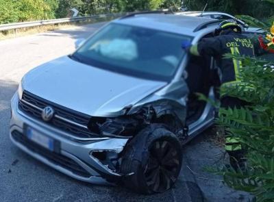 Civitanova, scontro tra due auto sulla Provinciale delle Vergini: un ferito estratto dall'abitacolo