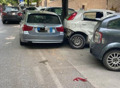 Macerata, fa "strike" di auto in sosta in viale Martiri della Libertà (FOTO)