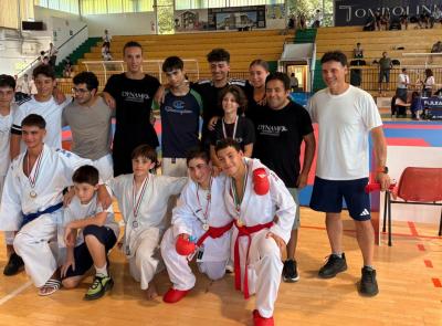 Karate Macerata, weekend da incorniciare per il maestro Roberto Carota: festa per il 6° Dan e trionfo ai Regionali