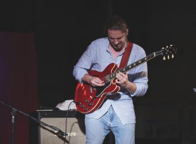 Otto Seaside tra musica e gusto: Skilarx inaugura la settimana di “Fuori dal Guscio”
