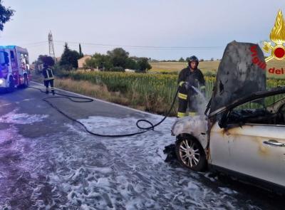 Pollenza, auto in fiamme mentre è in marcia: intervengono i vigili del fuoco