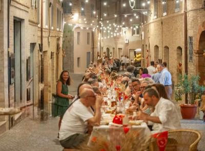 Mogliano, grande successo per la prima “Cena Lunga del Patrono”: 400 persone nel centro storico