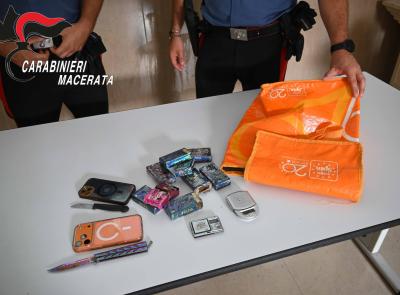 Macerata, blitz antidroga dei Carabinieri: arrestato 21enne, sequestrati 880 gr di hashish