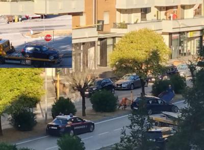 Tolentino, boato all'alba in via Nenni: auto finisce contro il palo del semaforo