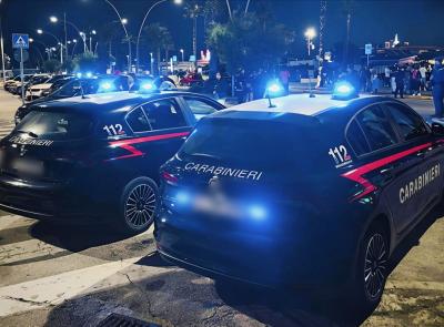 Follia a Civitanova: 35enne sputa ai carabinieri e sbatte la testa contro un cartello per evitare il fermo