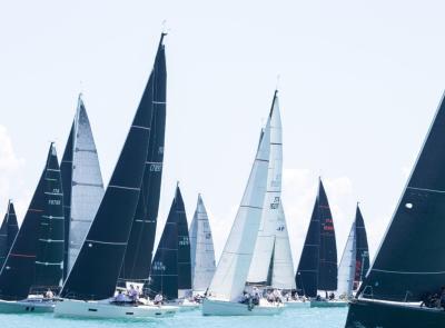 Civitanova-Sebenico al via con 43 imbarcazioni: edizione 2026 da record per i 25 anni