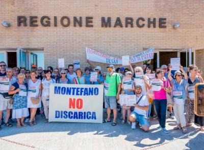 Montefano, il 'Comitato No Discarica' consegna 4.140 firme in Regione