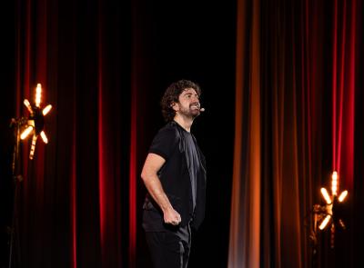 -Alessandro Siani porta “Fake News” a Porto Recanati: risate e satira all'Arena Gigli