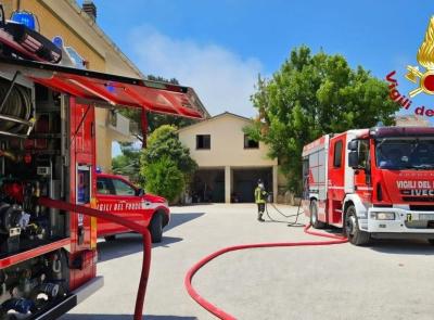 Tolentino, incendio in un capannone: in fiamme una rimessa con diversi furgoni