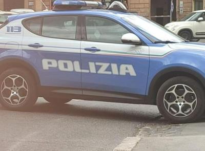 Macerata, ubriaco aggredisce gli agenti e manda in frantumi il finestrino della volante: arrestato 26enne