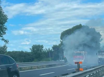Incendio ai bordi della superstrada: sterpaglie in fiamme tra Morrovalle e Montecosaro