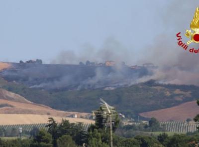 Campo di grano in fiamme a Staffolo, interviene l'elicottero dei vigili del fuoco