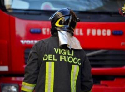 Schianto tra due auto a Civitanova, i vigili estraggono una donna dall'abitacolo