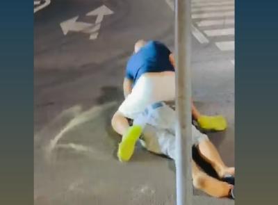 Uomo blocca il traffico a San Benedetto del Tronto , imprenditore (vicino a Fn) lo picchia. Polemiche dopo il video diffuso sui social
