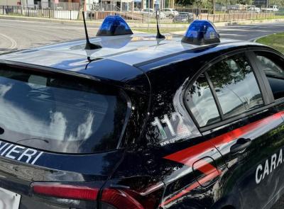 Castelraimondo, fa shopping nei negozi del centro ma scappa senza pagare: 31enne arrestato per furto