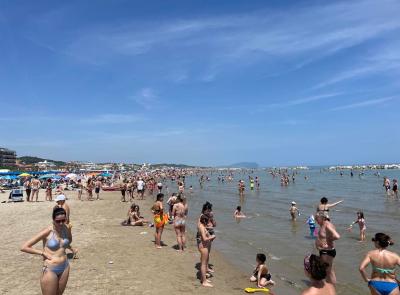 Emergenza caldo, a Civitanova riaprono i locali climatizzati per gli anziani: accesso anche ai non soci