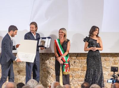 Premio "Marchigiano dell'Anno 2026" a Silvio Calvigioni: alla Mole di Ancona trionfa la moda "made in Marche"
