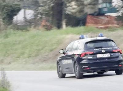 Treia, ubriaco al volante finisce fuori strada: 35enne denunciato  e patente ritirata