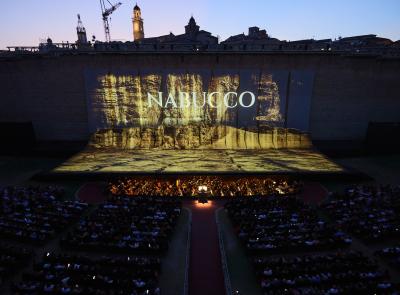 Un deserto di pietra, un coro di popoli: il Nabucco inaugura il MOF 2026