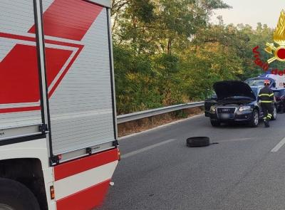 Tolentino - strike tra tre auto sulla Superstrada 77, otto persone coinvolte