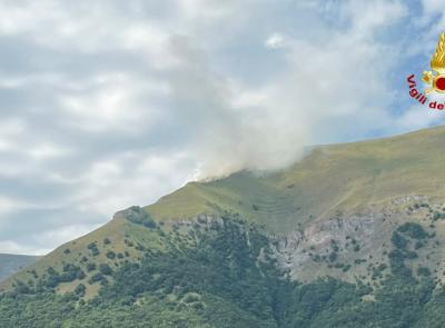 Vasto incendio boschivo a Bolognola: in azione Vigili del Fuoco, elicottero e Canadair