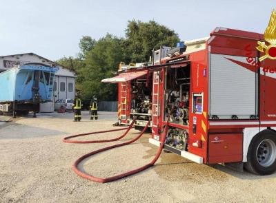 Macerata, incendio in un container di rifiuti speciali, intervengono i Vigili del fuoco