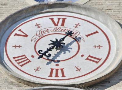 Tolentino, l'orologio della torre si ferma ancora: nuovi interventi in piazza della Libertà